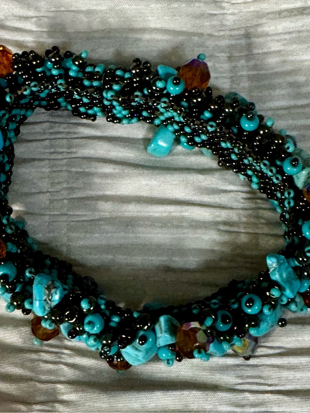 Source Unknown Turquoise and Black Beaded Bracelet With Magnetic Closure